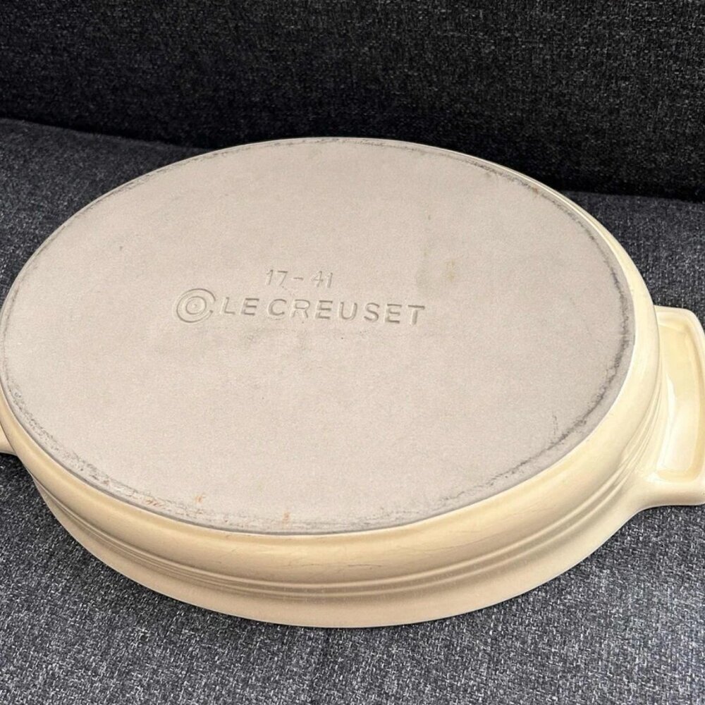 Le Creuset Stoneware Pink Oval Baking Dish 13" x 9" - Picture 6 of 8